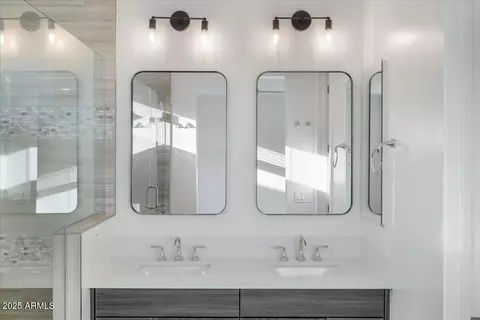 Bath - 1717 E Morten Ave #2, Phoenix, AZ 85020 photo 4 of 6