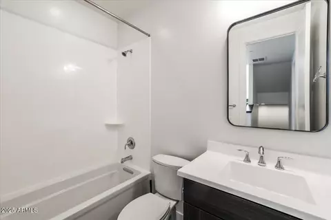 Bath - 1717 E Morten Ave #2, Phoenix, AZ 85020 photo 2 of 6