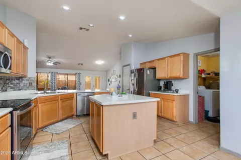 Kitchen - 8637 E Olla Ave, Mesa, AZ 85212 photo 4 of 7