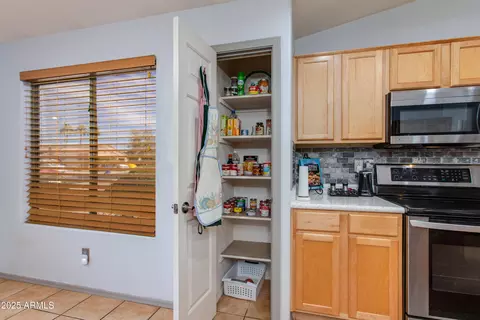 Kitchen - 8637 E Olla Ave, Mesa, AZ 85212 photo 5 of 7