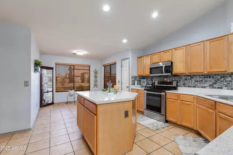 Kitchen - 8637 E Olla Ave, Mesa, AZ 85212 photo 2 of 7