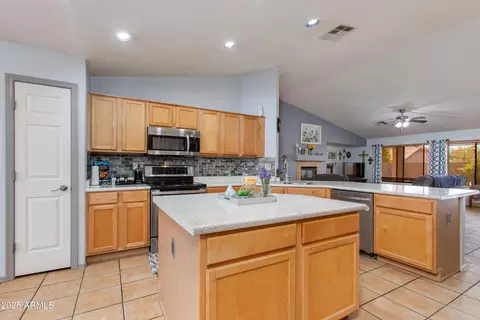 Kitchen - 8637 E Olla Ave, Mesa, AZ 85212 photo 1 of 7