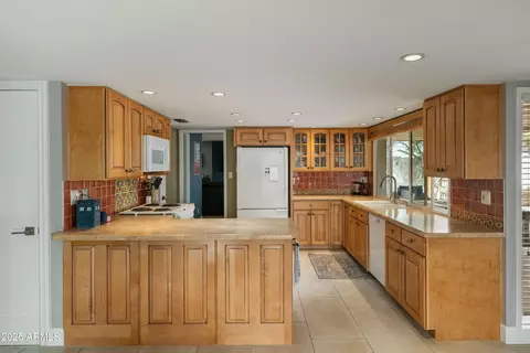 Kitchen - 1407 E Laguna Dr, Tempe, AZ 85282 photo 3 of 4