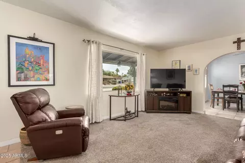 Living - 3834 N 32nd Pl, Phoenix, AZ 85018 photo 1 of 4