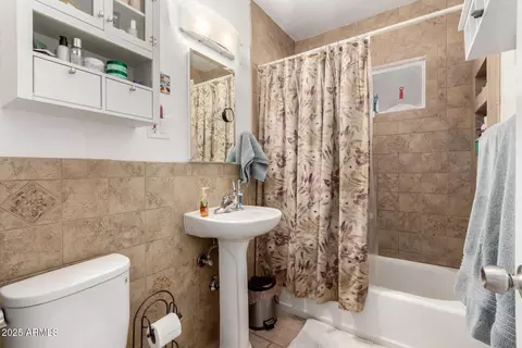 Bath - 3834 N 32nd Pl, Phoenix, AZ 85018 photo 2 of 2