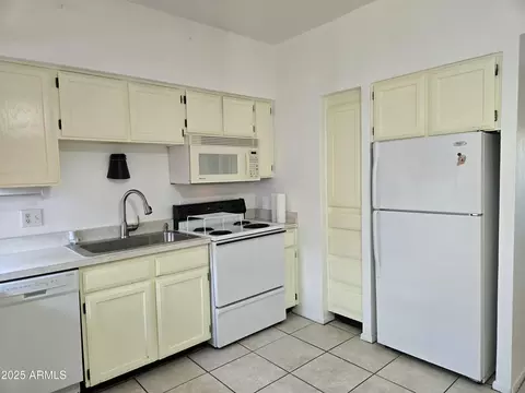 Kitchen - 349 E Thomas Rd #E402, Phoenix, AZ 85012 photo 4 of 4