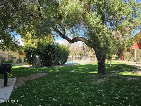 Exterior - 349 E Thomas Rd #E402, Phoenix, AZ 85012 photo 7 of 10