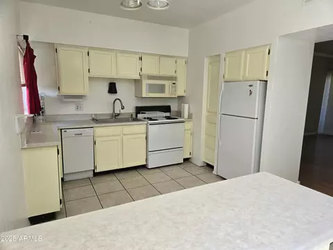 Kitchen - 349 E Thomas Rd #E402, Phoenix, AZ 85012 photo 3 of 4