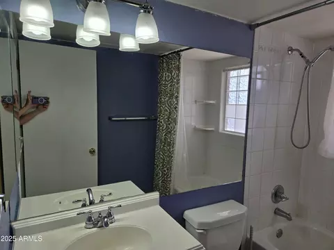 Bath - 349 E Thomas Rd #E402, Phoenix, AZ 85012 photo 1 of 2