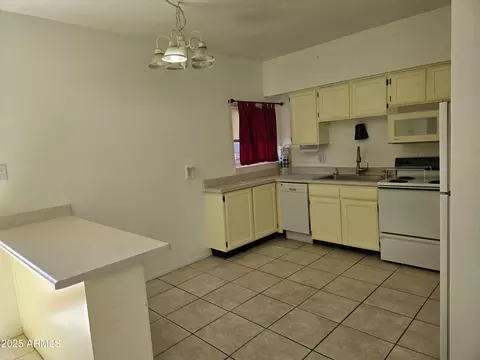 Kitchen - 349 E Thomas Rd #E402, Phoenix, AZ 85012 photo 1 of 4