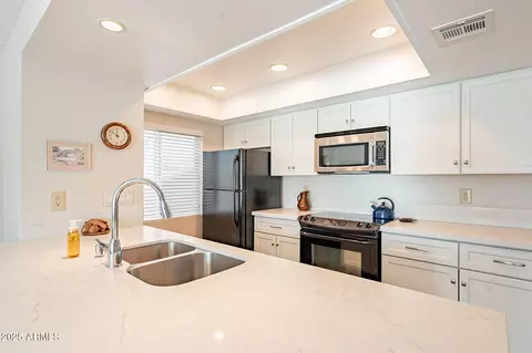 Kitchen - 4325 E Sacaton St, Phoenix, AZ 85044 photo 2 of 3