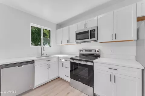Kitchen - 2425 E Harvard St, Phoenix, AZ 85008 photo 7 of 11