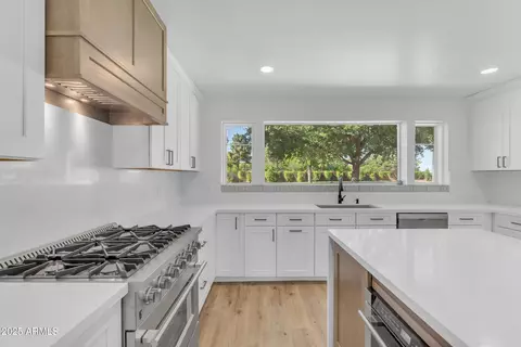 Kitchen - 2425 E Harvard St, Phoenix, AZ 85008 photo 8 of 11
