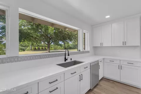 Kitchen - 2425 E Harvard St, Phoenix, AZ 85008 photo 10 of 11