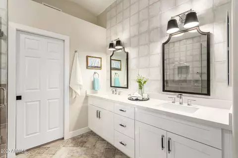 Bath - 2043 E Clipper Ln, Gilbert, AZ 85234 photo 1 of 8