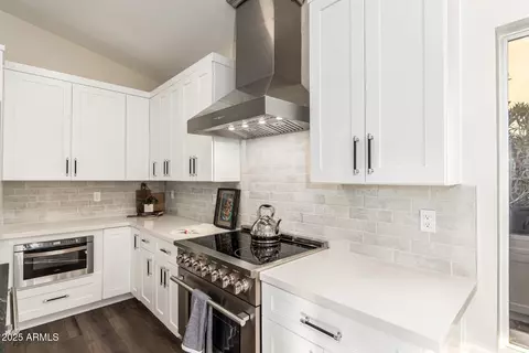 Kitchen - 2043 E Clipper Ln, Gilbert, AZ 85234 photo 5 of 8