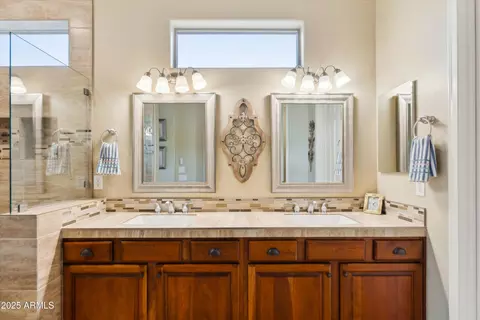 Bath - 4662 E Blue Spruce Ln, Gilbert, AZ 85298 photo 2 of 5