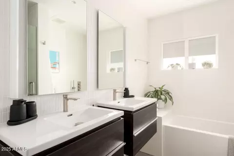 Bath - 4530 N 9th Ave, Phoenix, AZ 85013 photo 3 of 3