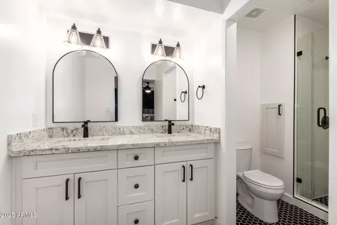 Bath - 2142 E Palmcroft Dr, Tempe, AZ 85282 photo 3 of 4