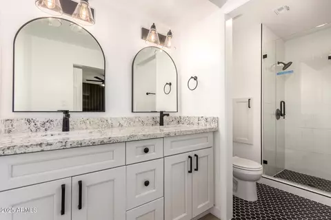 Bath - 2142 E Palmcroft Dr, Tempe, AZ 85282 photo 2 of 4