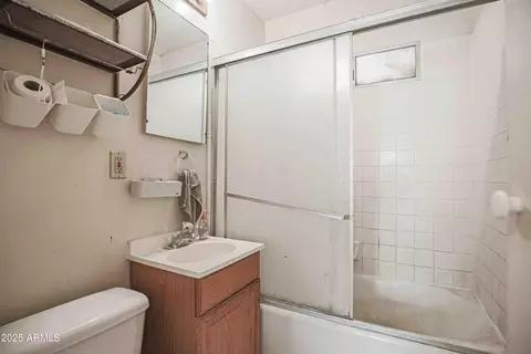 Bath - 2237 E Windsor Ave, Phoenix, AZ 85006 photo 1 of 1
