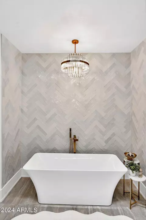 Bath - 9430 N 25th St, Phoenix, AZ 85028 photo 4 of 6