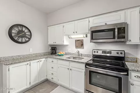 Kitchen - 355 E Thomas Rd #B110, Phoenix, AZ 85012 photo 1 of 3
