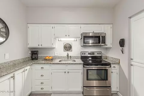Kitchen - 355 E Thomas Rd #B110, Phoenix, AZ 85012 photo 2 of 3
