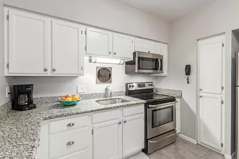 Kitchen - 355 E Thomas Rd #B110, Phoenix, AZ 85012 photo 3 of 3
