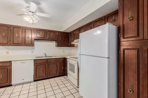 Kitchen - 1651 E Borghese Pl, Phoenix, AZ 85016 photo 3 of 3