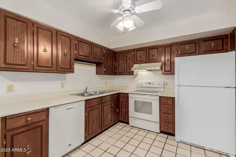 Kitchen - 1651 E Borghese Pl, Phoenix, AZ 85016 photo 2 of 3