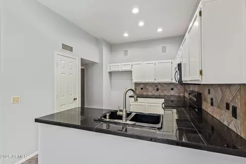 Kitchen - 4226 E Jojoba Rd, Phoenix, AZ 85044 photo 2 of 4