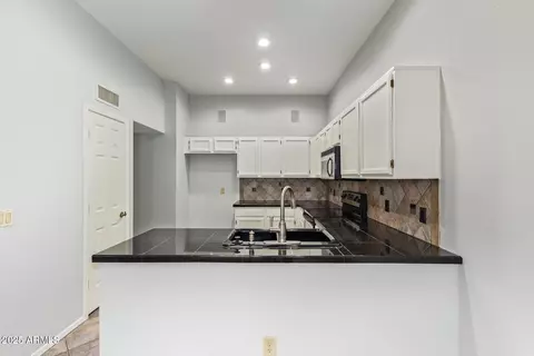 Kitchen - 4226 E Jojoba Rd, Phoenix, AZ 85044 photo 3 of 4