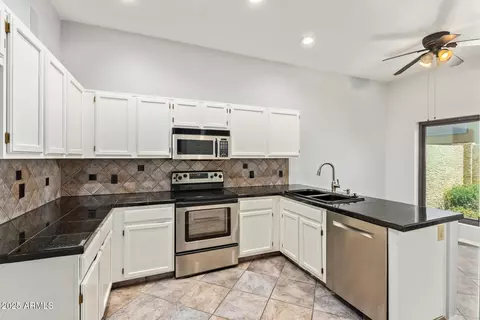 Kitchen - 4226 E Jojoba Rd, Phoenix, AZ 85044 photo 4 of 4