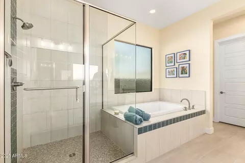 Bath - 834 E Kachina Trl, Phoenix, AZ 85042 photo 1 of 4
