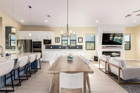 Dining - 834 E Kachina Trl, Phoenix, AZ 85042 photo 1 of 2
