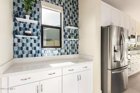 Kitchen - 834 E Kachina Trl, Phoenix, AZ 85042 photo 5 of 5