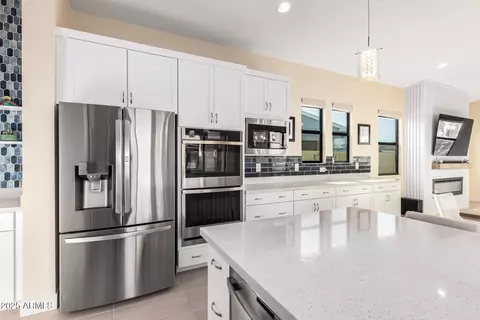 Kitchen - 834 E Kachina Trl, Phoenix, AZ 85042 photo 3 of 5