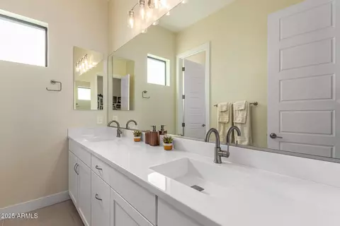 Bath - 834 E Kachina Trl, Phoenix, AZ 85042 photo 4 of 4