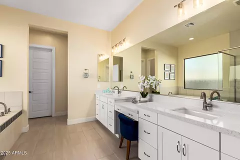 Bath - 834 E Kachina Trl, Phoenix, AZ 85042 photo 2 of 4