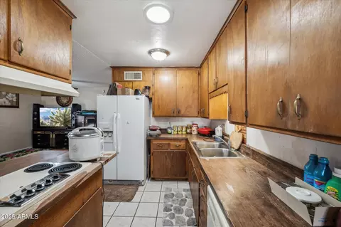 Kitchen - 4020 W Tuckey Ln, Phoenix, AZ 85019 photo 2 of 2