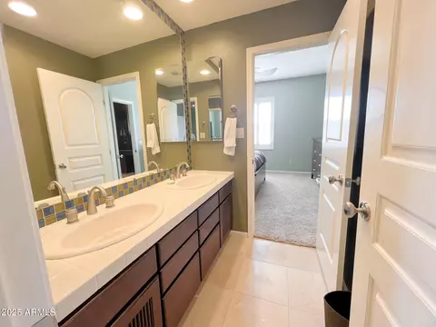 Bath - 3912 E Williams Dr, Phoenix, AZ 85050 photo 4 of 5