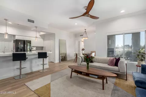 7401 W Arrowhead Clubhouse Dr #1052, Glendale, AZ 85308