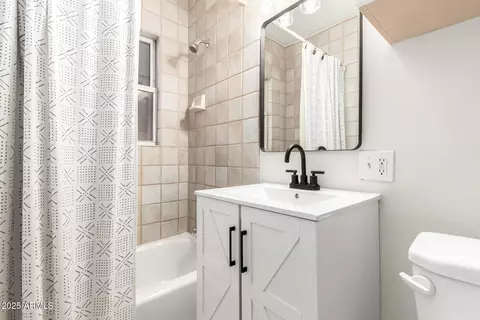 Bath - 1716 W Weldon Ave, Phoenix, AZ 85015 photo 1 of 1