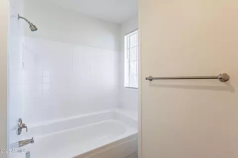 Bath - 433 E Utopia Rd, Phoenix, AZ 85024 photo 2 of 5