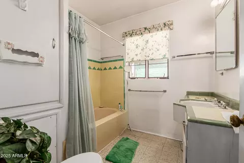 Bath - 1217 Edgemont Ave, Phoenix, AZ 85006 photo 1 of 2