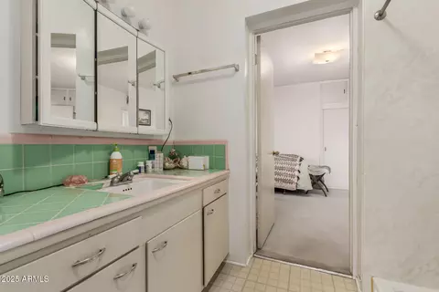 Bath - 1217 Edgemont Ave, Phoenix, AZ 85006 photo 2 of 2