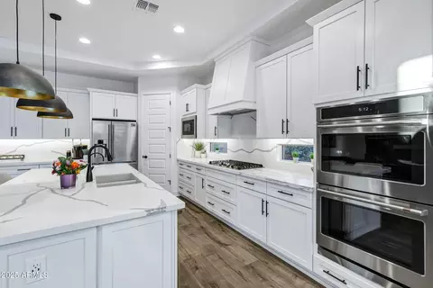 Kitchen - 3947 E Austin Dr, Gilbert, AZ 85296 photo 6 of 9