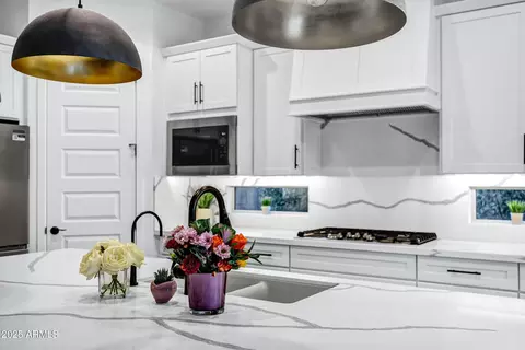 Kitchen - 3947 E Austin Dr, Gilbert, AZ 85296 photo 5 of 9