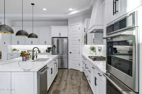 Kitchen - 3947 E Austin Dr, Gilbert, AZ 85296 photo 7 of 9